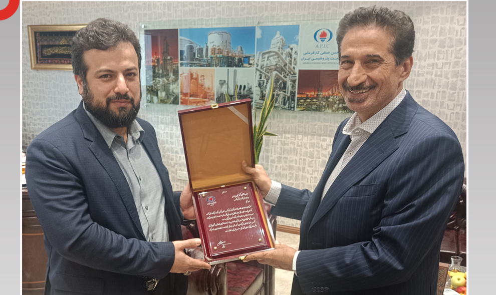 دبیر کل انجمن صنفی کارفرمایی صنعت پتروشیمشی از مدیرعامل پتروشیمی زاگرس تقدیر نمود