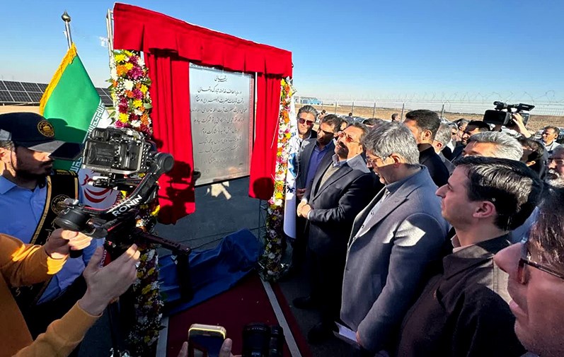 افتتاح دومین نیروگاه خورشیدی ۱۰ مگاواتی چادرملو با حضور وزیر صمت