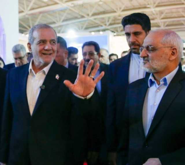 بازدید سرزده رئیس جمهور از غرفه شرکت نفت سپاهان در نمایشگاه تجارت با اوراسیا