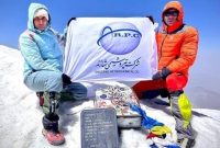 اهتزاز پرچم پتروشیمی شازند بر فراز قله آرارات اهتزاز پرچم پتروشیمی شازند بر فراز قله آرارات