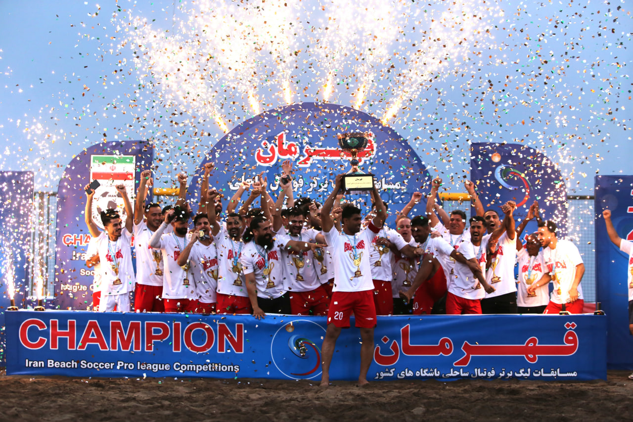 فولاد هرمزگان جام قهرمانی بالای سر برد