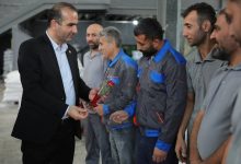 حضور بی‌واسطه مدیرعامل منطقه آزاد انزلی در خطوط تولید و تقدیر از کارگران نمونه