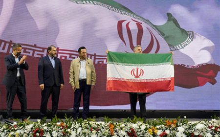 اهدای پرچم هزار امضای ایران توسط کارگران به مدیرعامل «فولاژ»