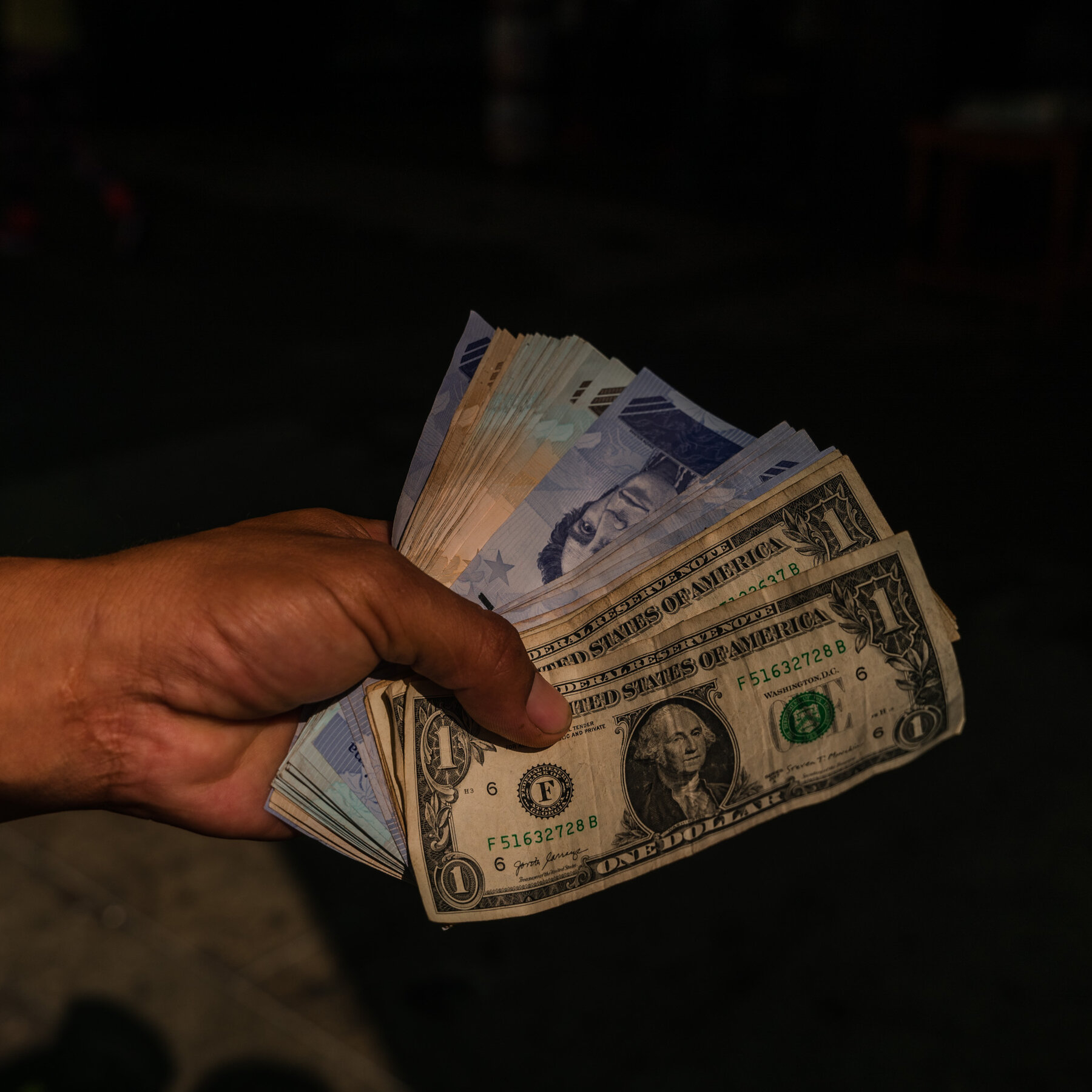 چگونه نرخ ارز بر اقتصاد کشورها اثر میگذارد؟