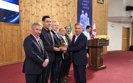 تندیس زرین رضایتمندی مشتری به فولاد هرمزگان رسید