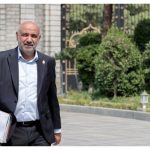 ایستاده میان قلمروها