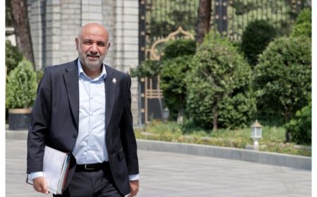 ایستاده میان قلمروها