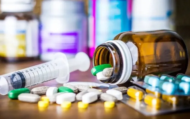 بازار دارو در شوک قیمتهای نجومی / بیماران برای خرید داروهای ۳۰۰ میلیون تومانی چه میکنند؟